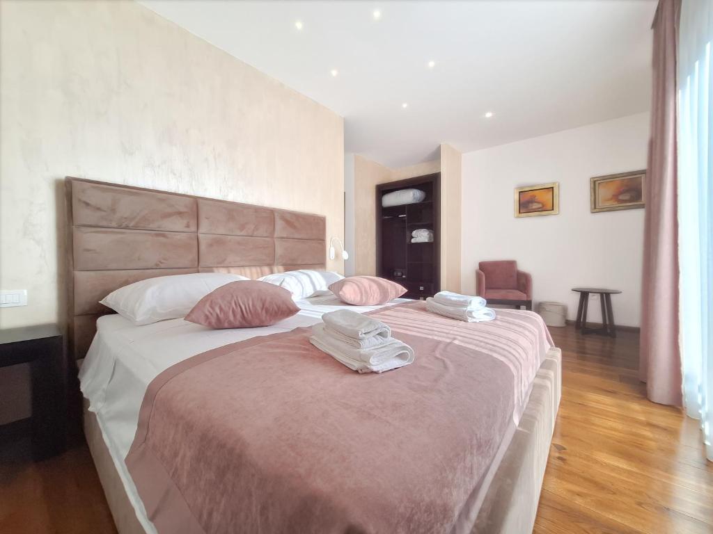 Ένα ή περισσότερα κρεβάτια σε δωμάτιο στο Kaša Rooms 2
