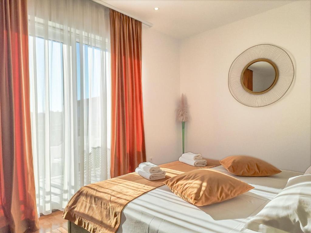 Ένα ή περισσότερα κρεβάτια σε δωμάτιο στο Kaša Rooms 2