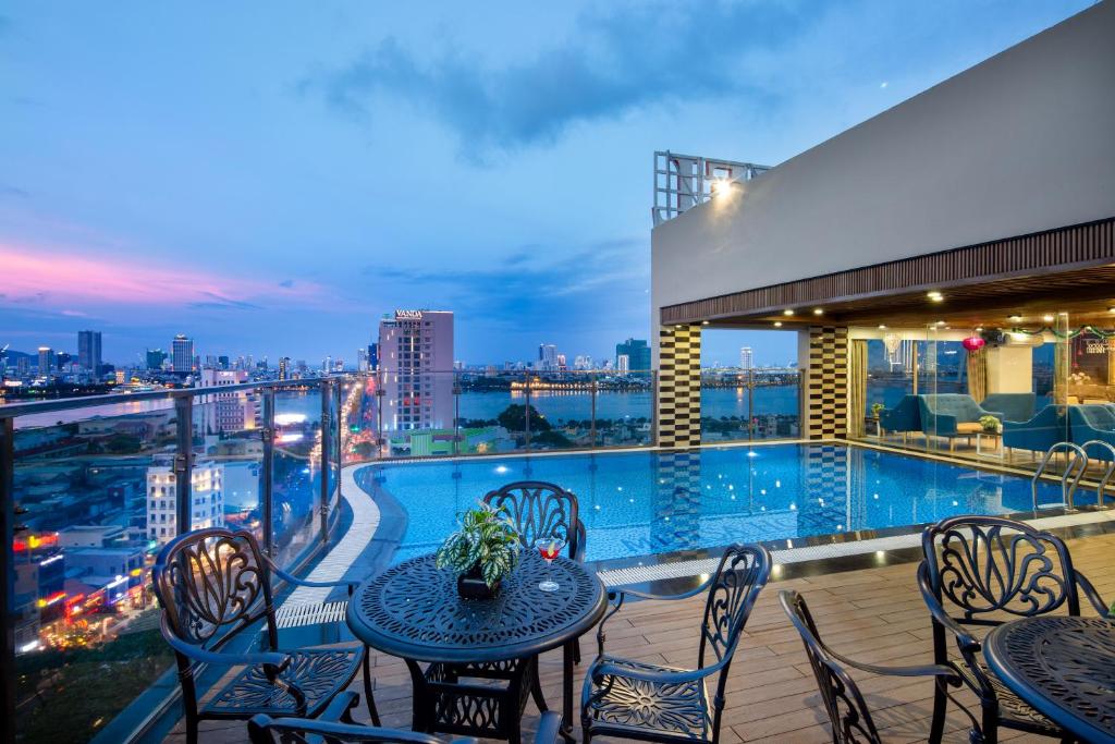 Bazén v ubytování Mitisa Hotel Da Nang - Near Dragon Bridge nebo v jeho okolí