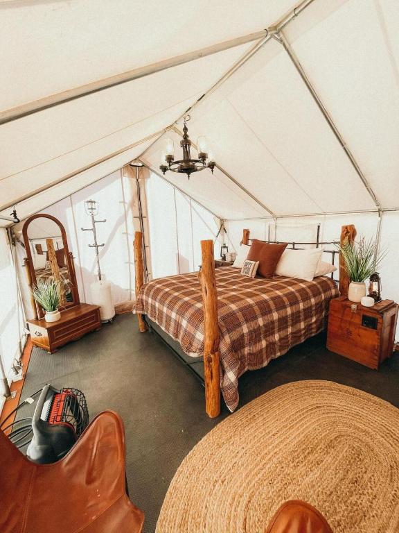 Postel nebo postele na pokoji v ubytování Cozy Glamping Retreat b w Zion & Bryce Canyon Wifi
