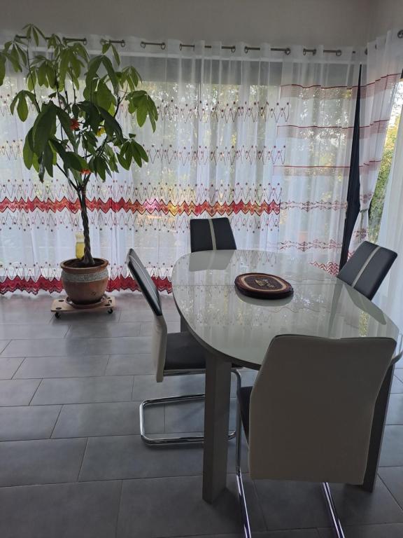 une salle à manger avec une table et un pot dans l'établissement Maison à la campagne, à Meillac