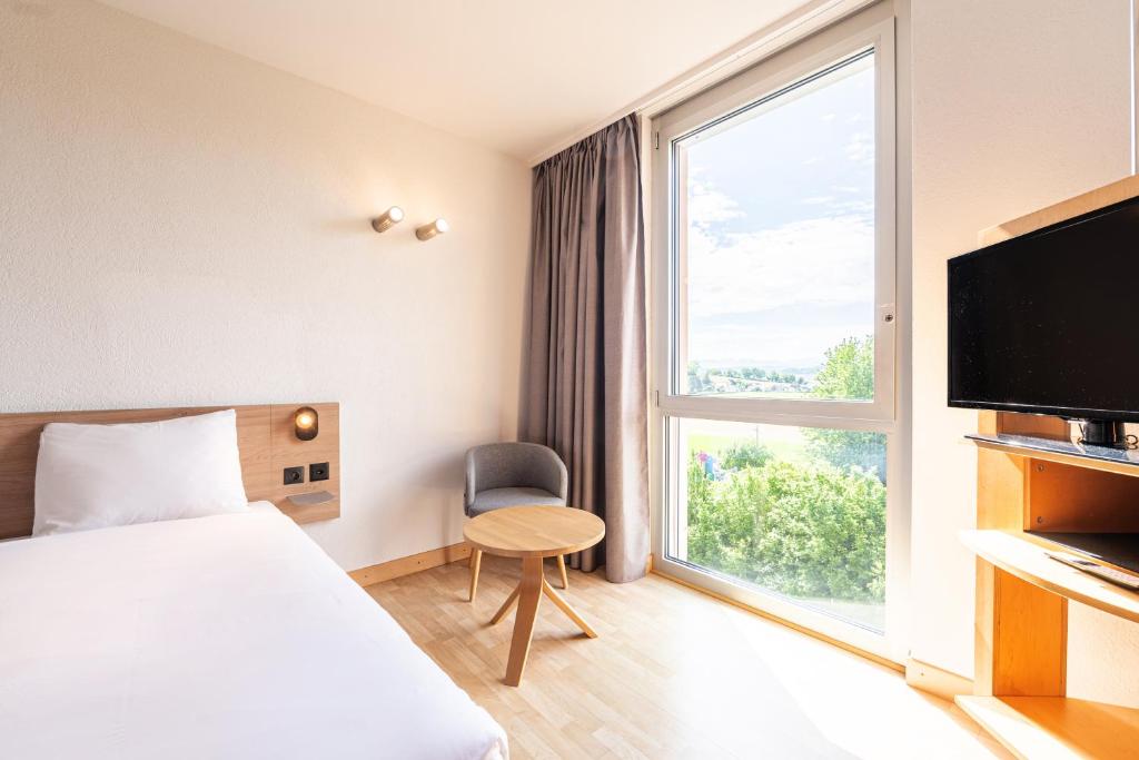 TV a/nebo společenská místnost v ubytování B&B HOTEL Lully 3 Lakes