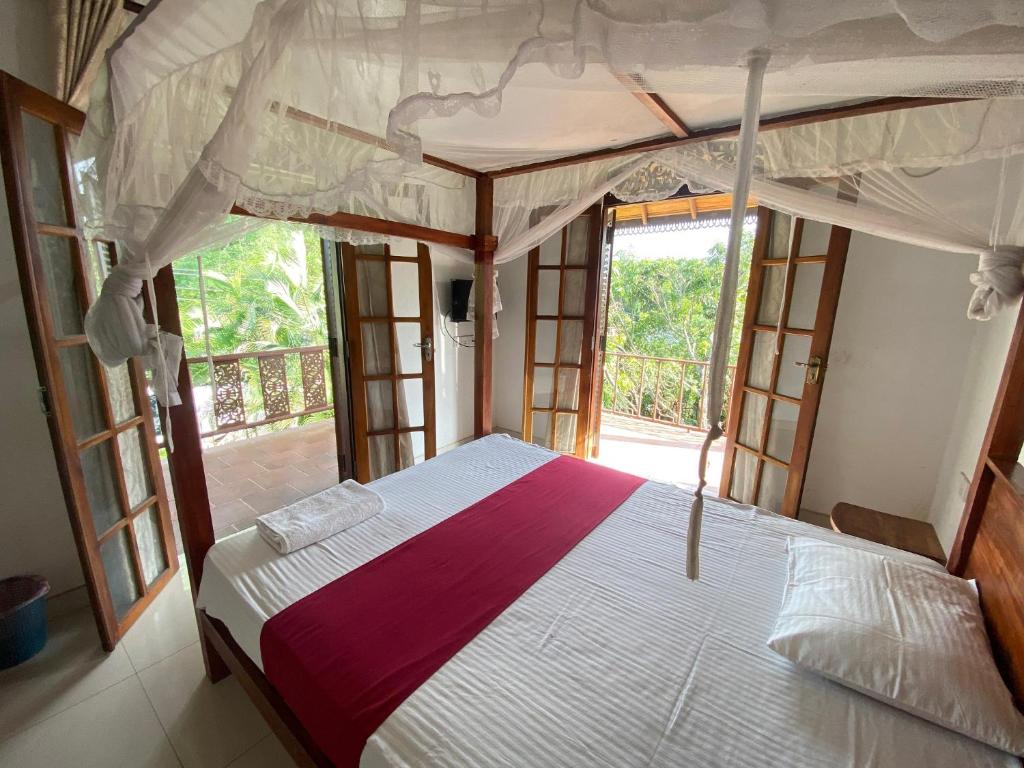 Postel nebo postele na pokoji v ubytování The Kandy Mount Layathraa