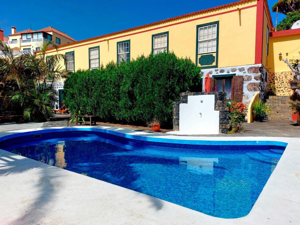 a swimming pool in front of a house at Villa Asunción B in Breña Baja