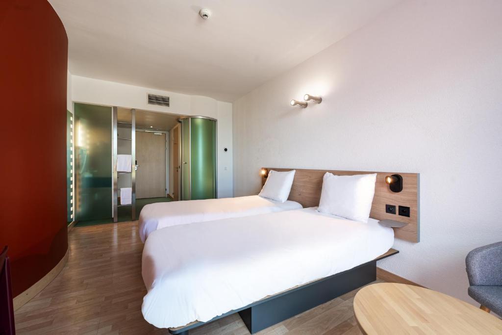 Postel nebo postele na pokoji v ubytování B&B HOTEL Lully 3 Lakes