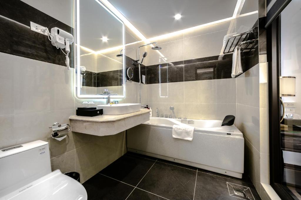 Koupelna v ubytování A25 Hotel - 16 Miếu Đầm