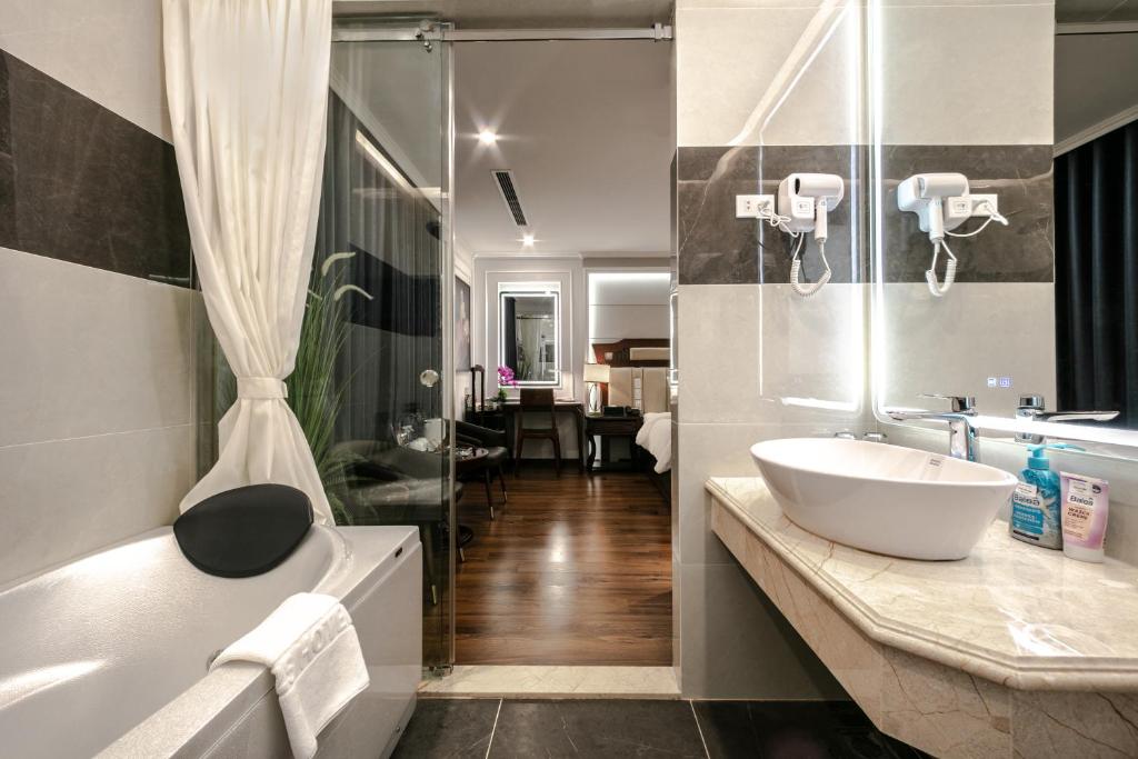 Koupelna v ubytování A25 Hotel - 16 Miếu Đầm