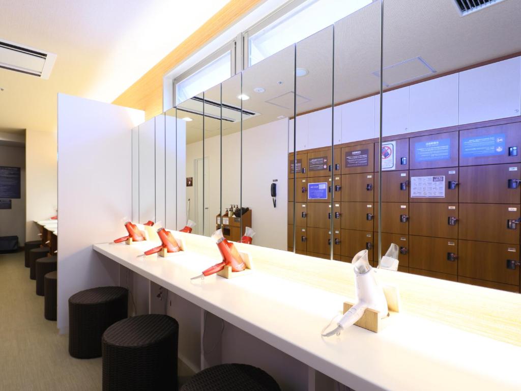 a row of birds sitting on a counter in an office at Dormy Inn Kanazawa Natural Hot Spring in Kanazawa