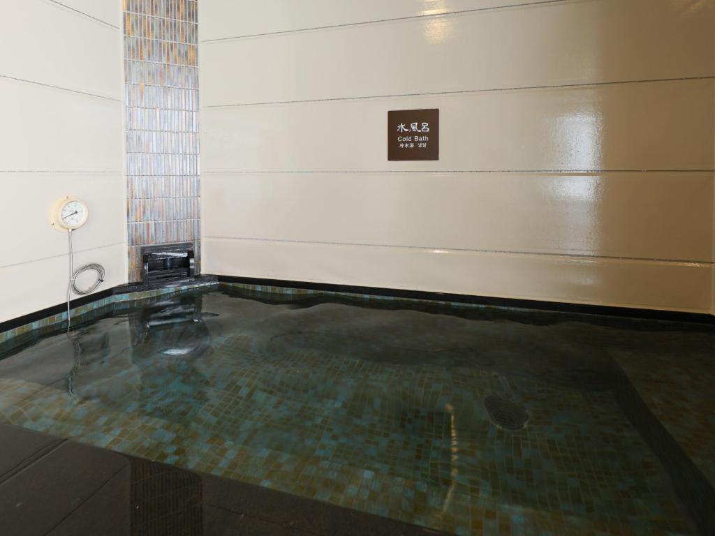 a swimming pool in the middle of a room at Dormy Inn Kanazawa Natural Hot Spring in Kanazawa