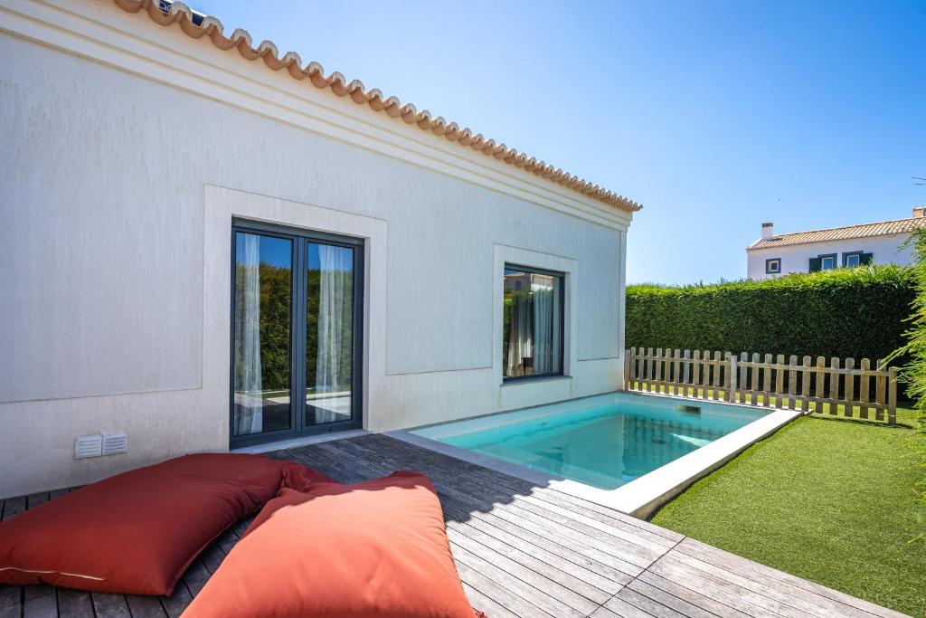 una piscina en el patio trasero de una casa en Villa Miau, en Sagres