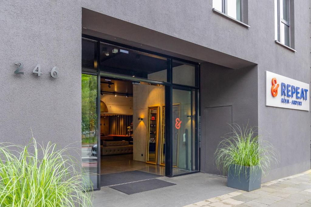 &REPEAT Köln Airport - Resim 2