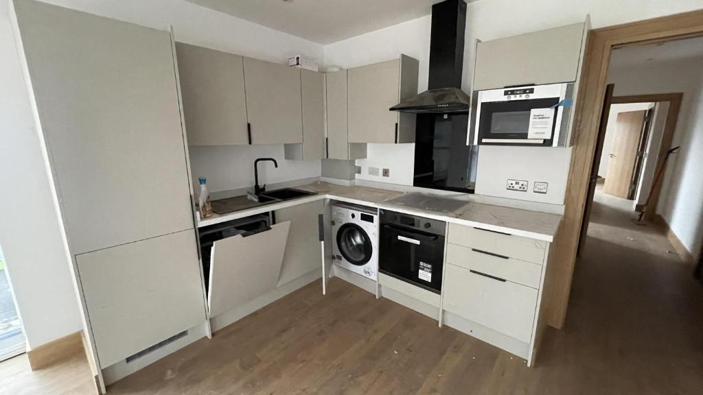 Dapur atau dapur kecil di Exquisite Riverside Living in a Stunning Flat