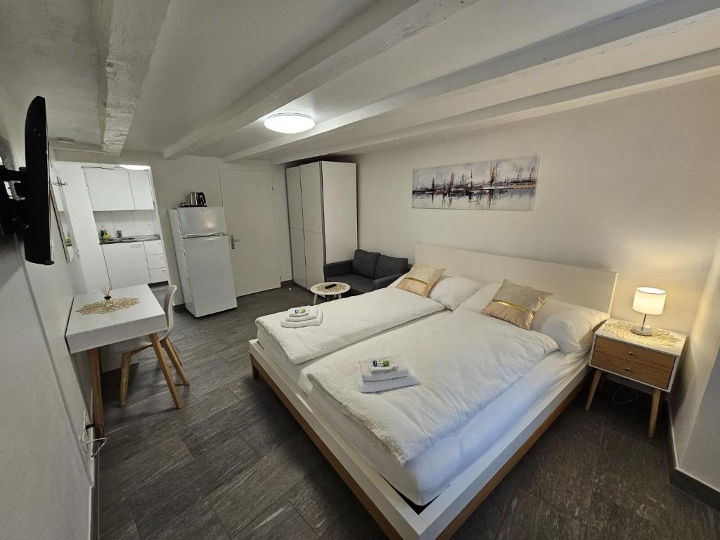 Postel nebo postele na pokoji v ubytování Hotel Surselva