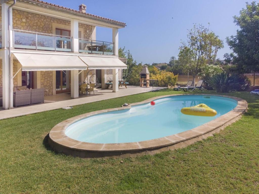 Swimmingpoolen hos eller tæt på Villa can Costa by homevillas360