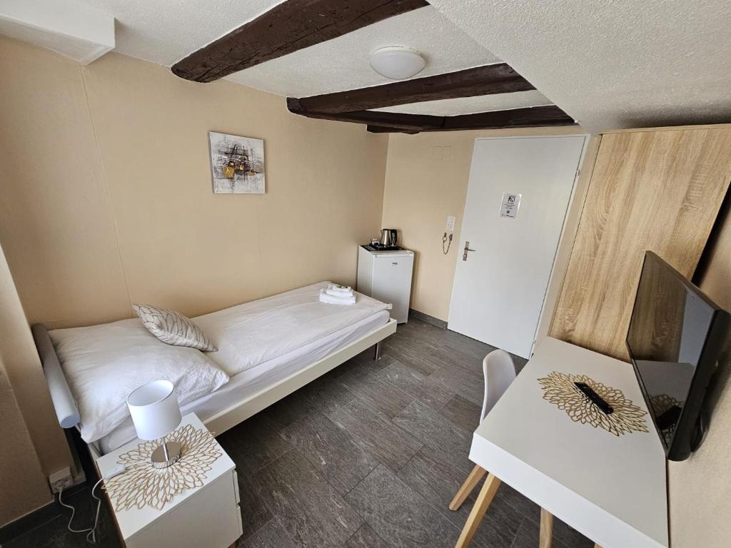Postel nebo postele na pokoji v ubytování Hotel Surselva