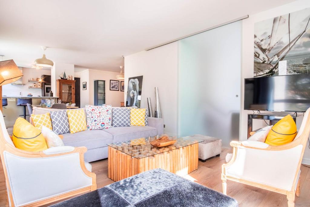 un salon avec un canapé et une table dans l'établissement Appt Daisy - Familial - Calme - Vues, à Chamonix-Mont-Blanc