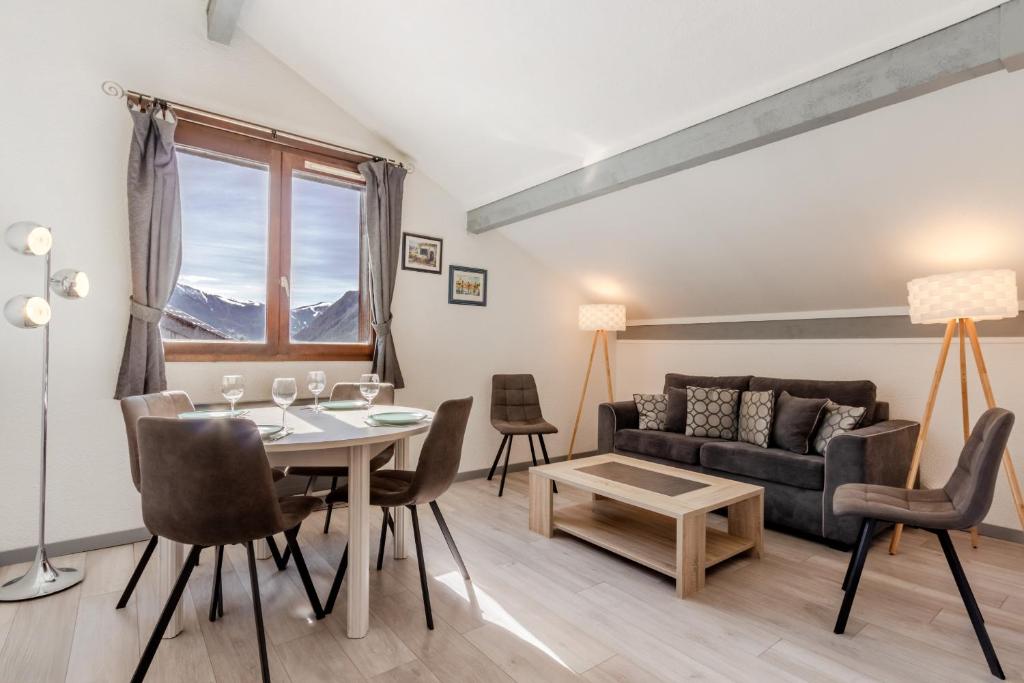 un salon avec une table et un canapé dans l'établissement Appt Donna - Chamonix Centre, à Chamonix-Mont-Blanc