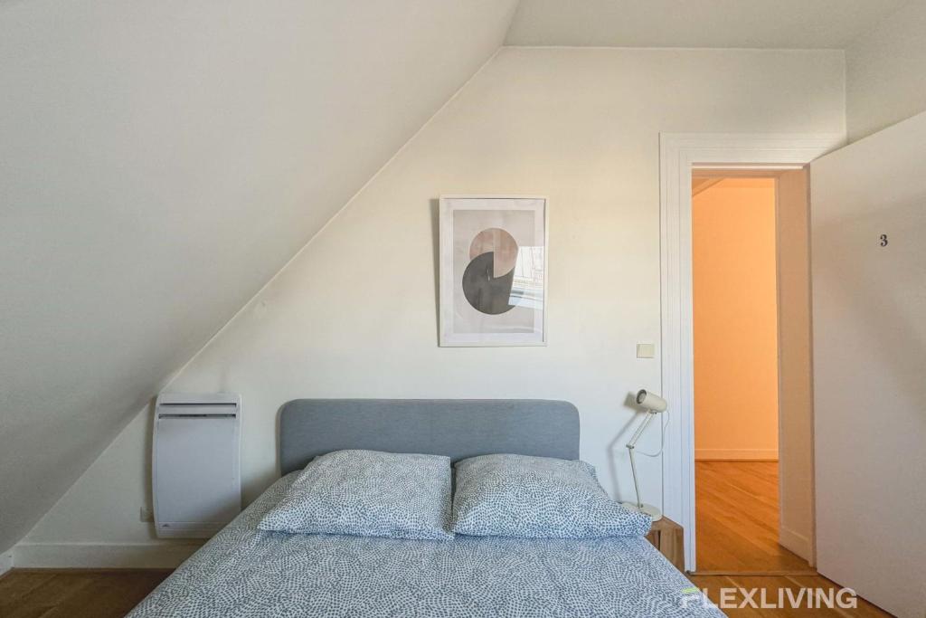 une chambre avec un lit avec une couette bleue dans l'établissement Flexliving - room - Bausset, à Paris