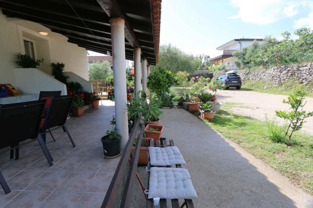 Vonkajšia záhrada v ubytovaní Apartment in Silo/Insel Krk 13555