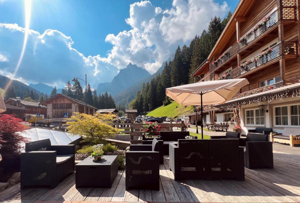 Nespecifikovaný výhled na hory nebo výhled na hory při pohledu z hotelu