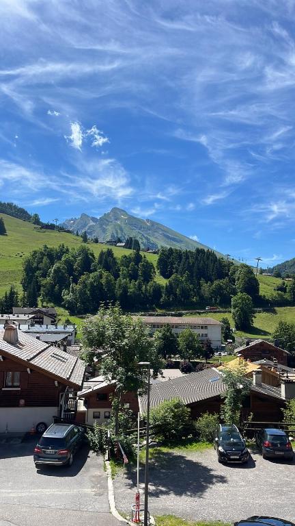 une petite ville avec des voitures garées dans un parking dans l'établissement Appartement Centre ville la Clusaz, à La Clusaz