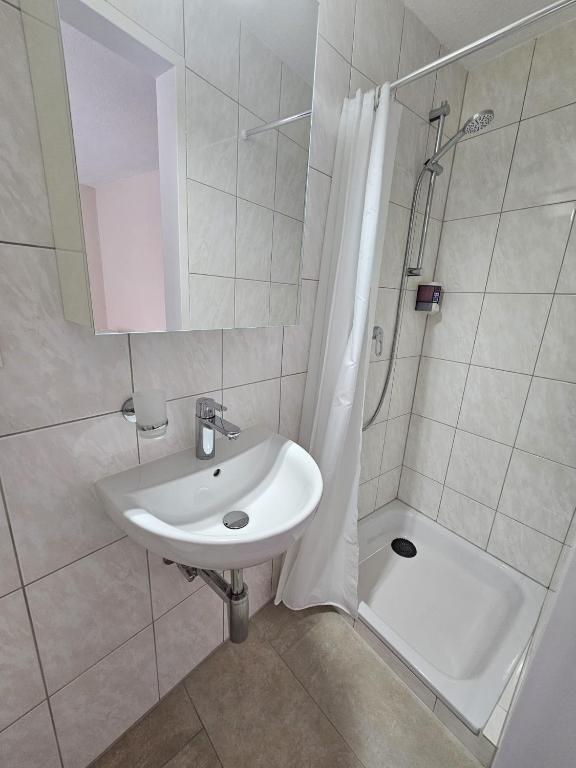 Koupelna v ubytování Hotel Surselva
