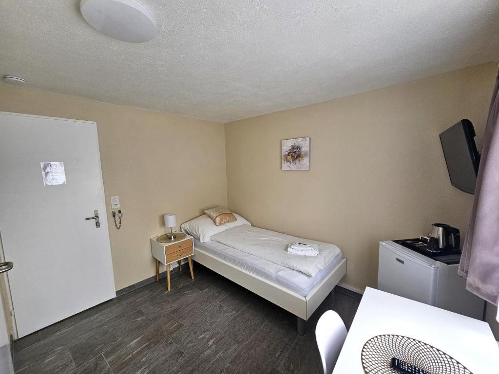 Postel nebo postele na pokoji v ubytování Hotel Surselva
