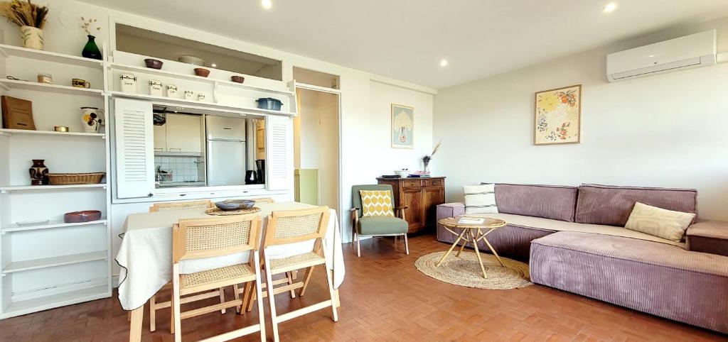 un salon avec un canapé et une table dans l'établissement Family nest overlooking the Gulf of Saint-Tropez, à Saint-Tropez