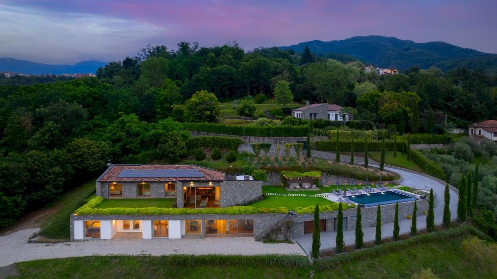 una vista aérea de una casa con patio en VILLA KRISZTINA 10, Emma Villas, en Bagnone