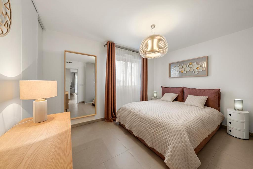 Hotel Beautiful apartment Cannes center terrace parking, a bedroom with a bed and a large mirror at Beautiful apartment Cannes center terrace parking in Cannes
