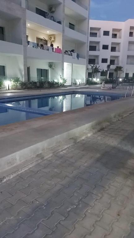 an empty swimming pool in front of a building at Soleil in Mansouria