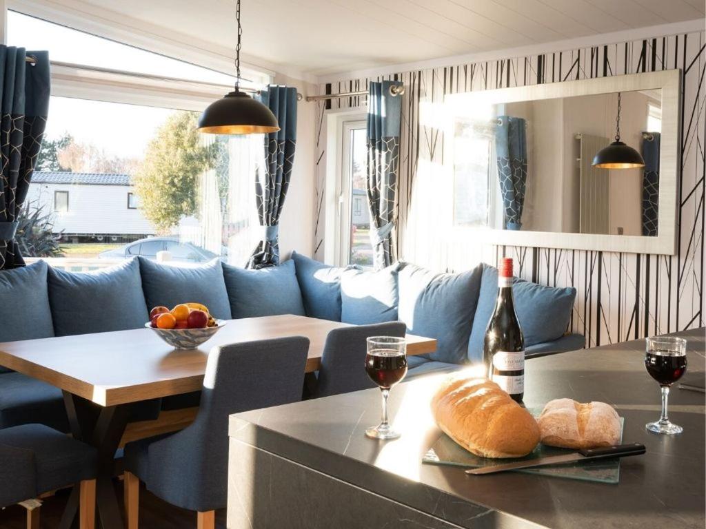 Et opholdsområde på Pinewoods Saltmarsh Lodge sleeps 7 – no.2