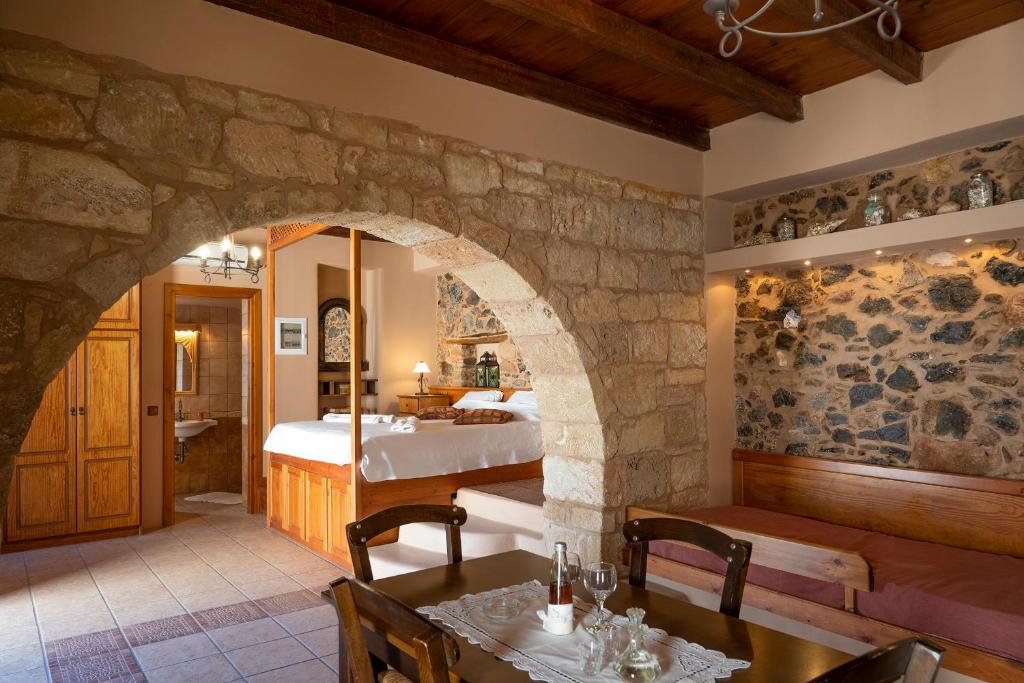Ruang duduk di Tsolias Stone House
