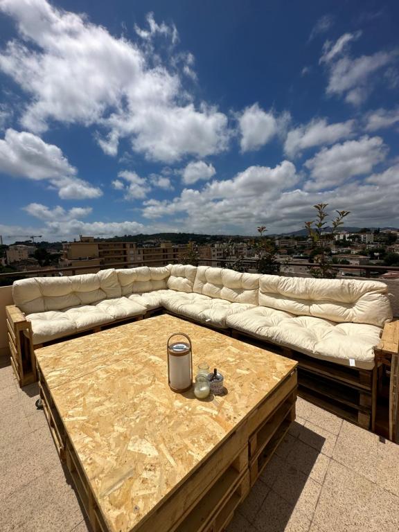 un salon avec un canapé et une table dans l'établissement Spacieux et Moderne T2 près du centre, à Cannes