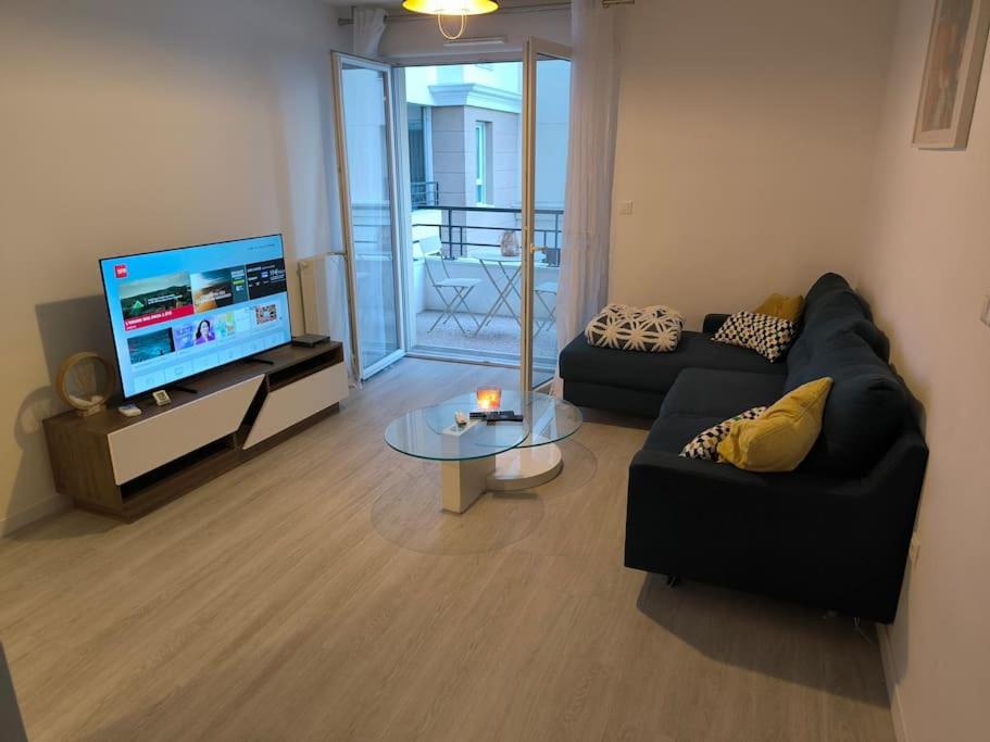 TV a/nebo společenská místnost v ubytování Appartement de 40 m2 ensoleillé et paisible
