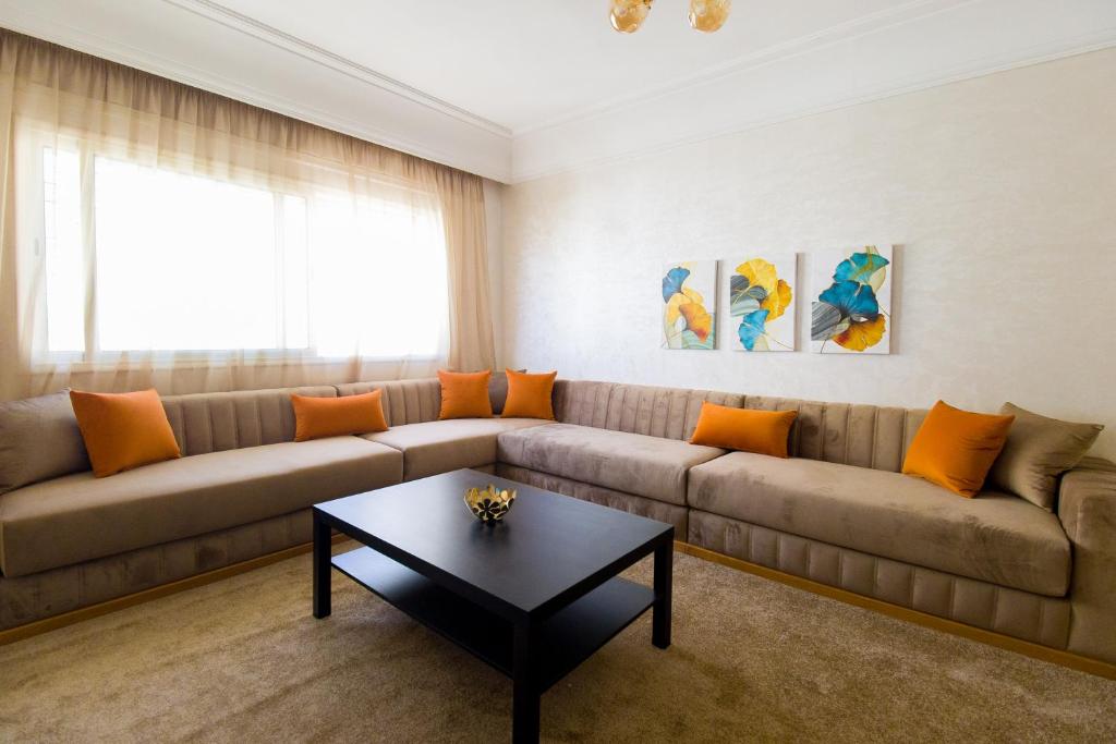タンジェにあるStylish & Bright 3-Bedroom Apartment, City Center with Air Conditioning and Free Parkingのソファとコーヒーテーブルのあるリビングルーム