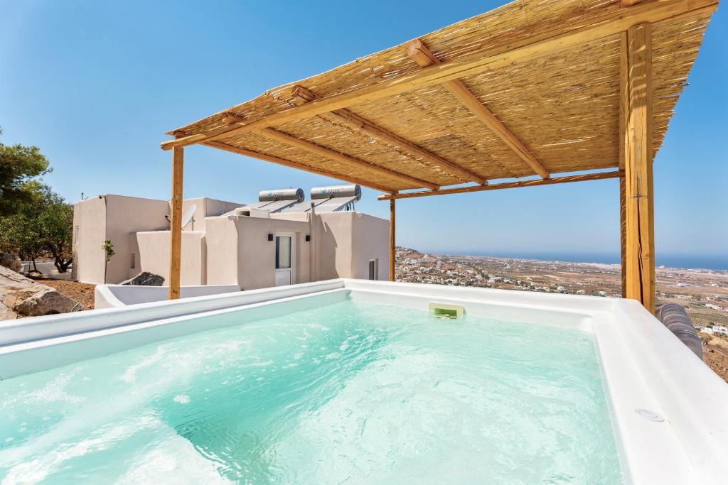 Bazén v ubytování Eolithos Exclusive Suites nebo v jeho okolí