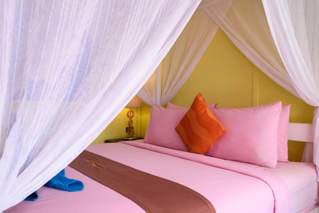 Postel nebo postele na pokoji v ubytování Lareena Resort Koh Larn Pattaya