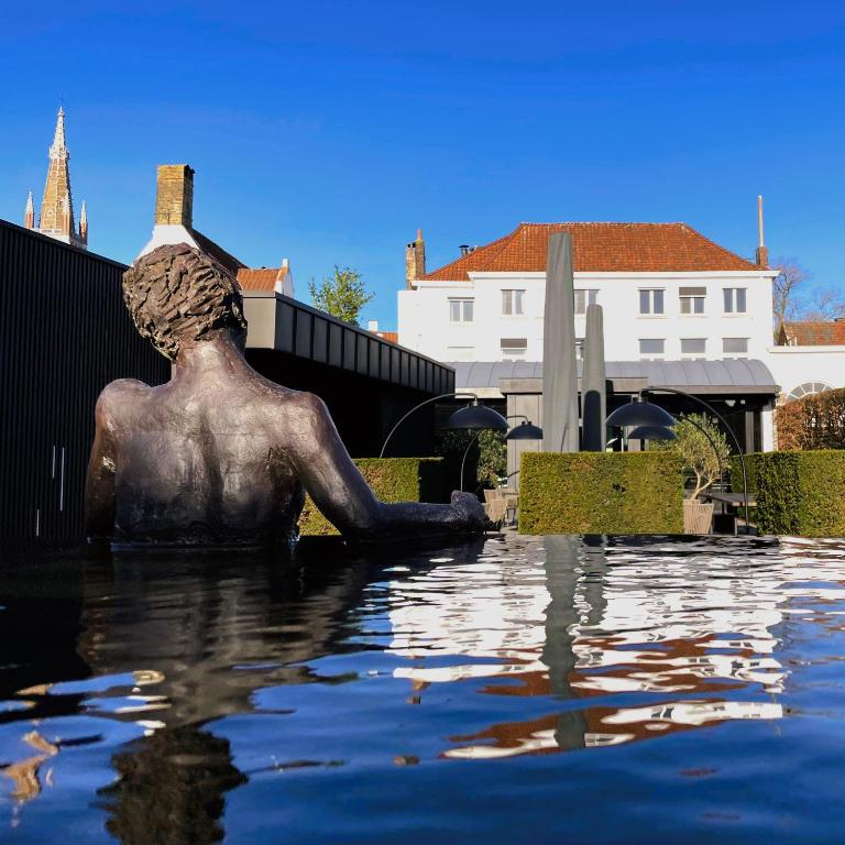 Výhled na řeku, která protéká v blízkosti hotelu