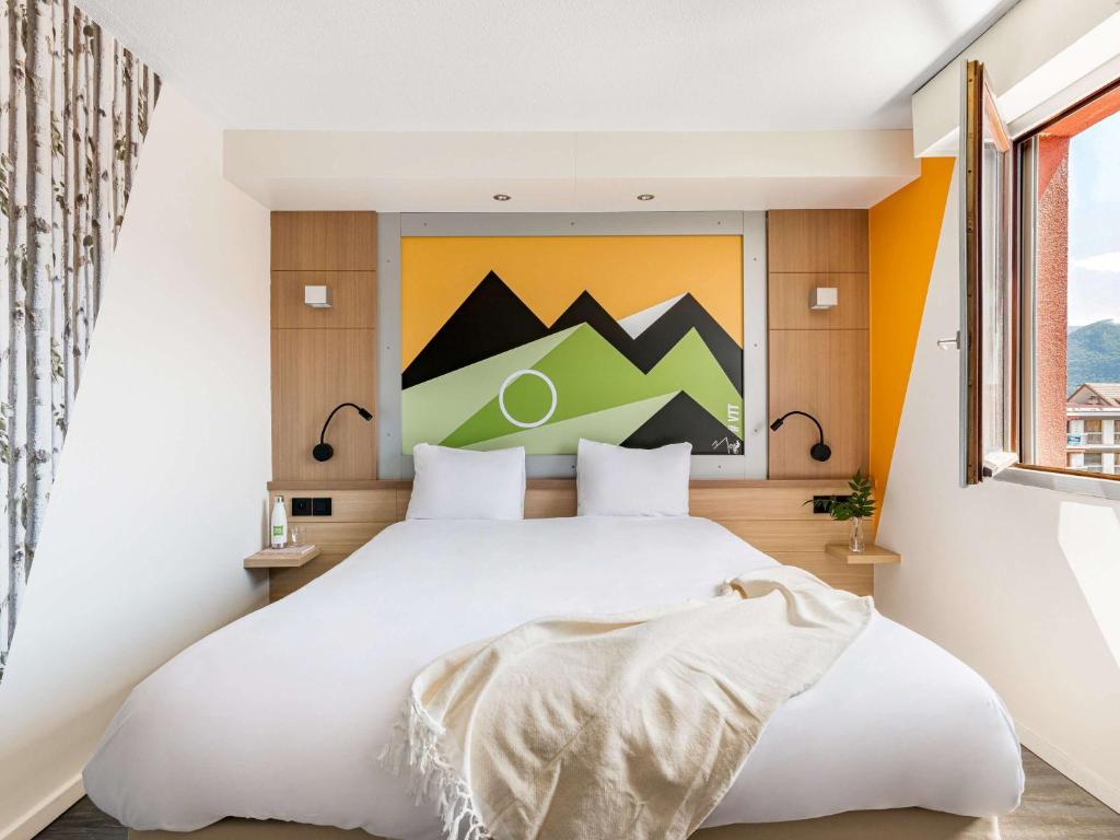 Postel nebo postele na pokoji v ubytování ibis Styles Annecy Centre Gare