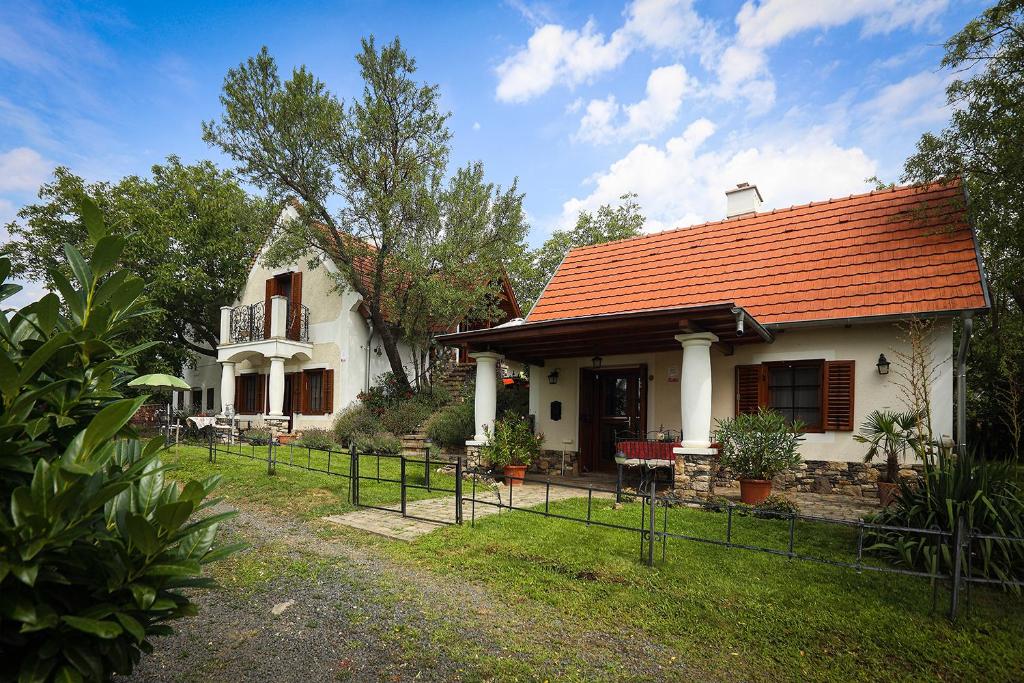 Káli Borház - Nyaralóházak 8274 Köveskál, Szőlőhegy - zártkert - 1182 hrsz. kép - 1