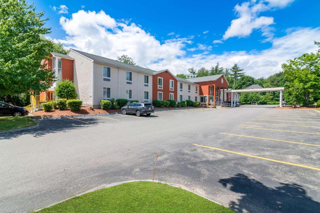 a parking lot with a row of houses at Quality Inn Merrimack - Nashua in Merrimack