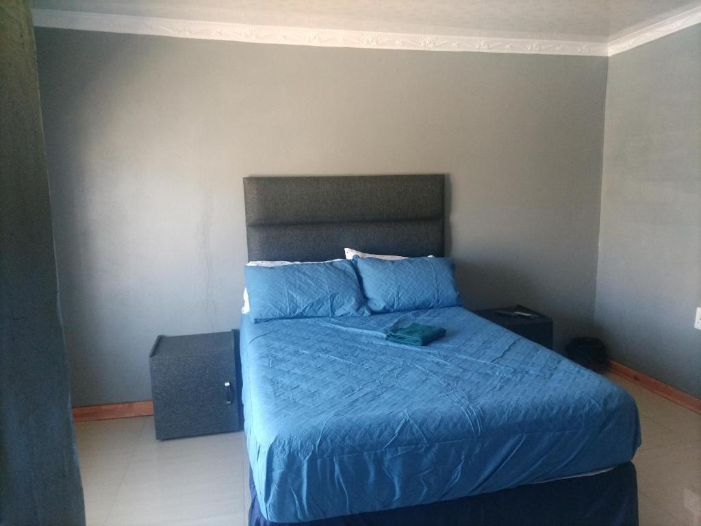 Postel nebo postele na pokoji v ubytování Monarca inn - Affordable Accomodation in makwane molapo location Qwaqwa