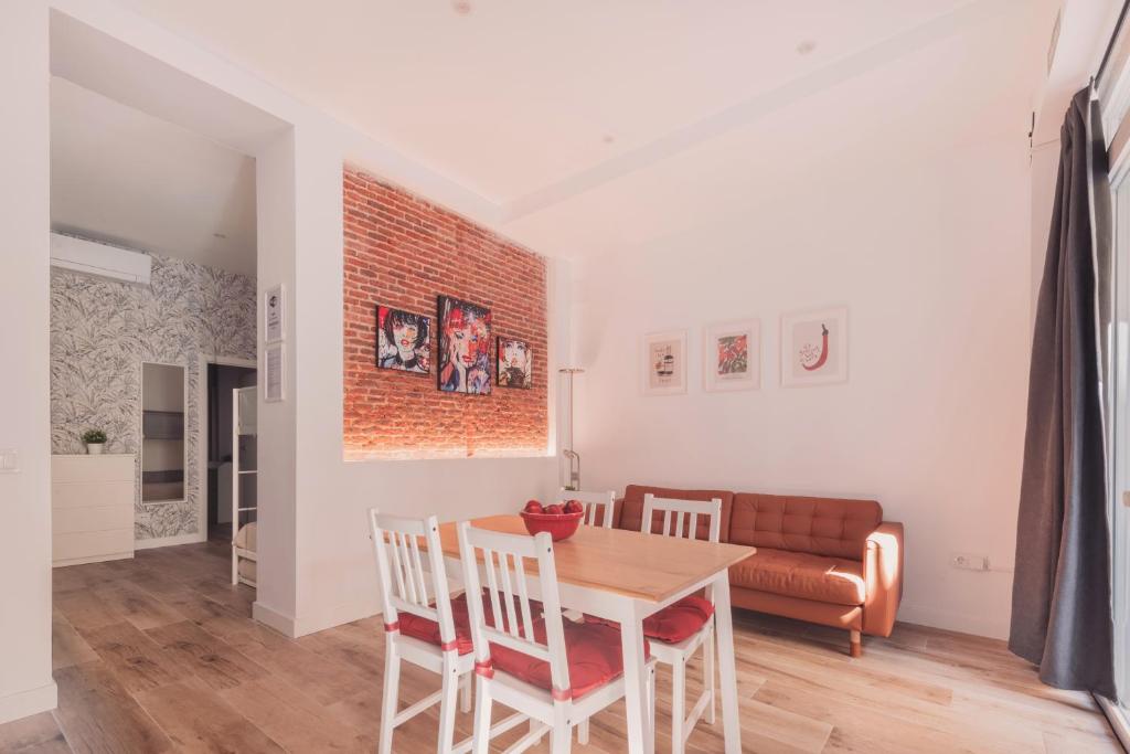 a living room with a table and chairs and a couch at Apartamento El Rastro - Centro de Madrid in Madrid