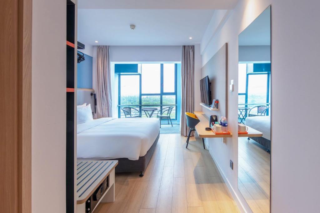 Holiday Inn Express Shanghai Pudong Airport, an IHG Hotel - Room King Estándar Con Balcón - Piso Alto