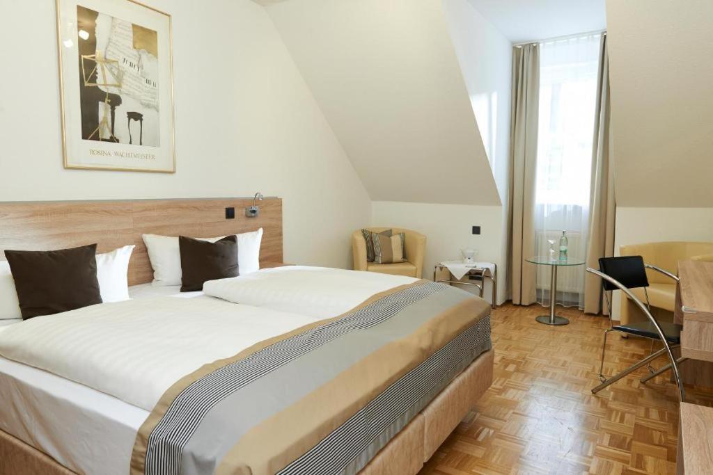 Postel nebo postele na pokoji v ubytování Hotel Müller Café & Wein - Mondholzhotel