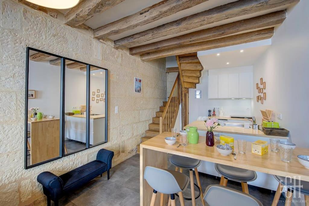 - une cuisine avec un comptoir et des chaises dans la chambre dans l'établissement Glorisa - Quartier historique, à Tours
