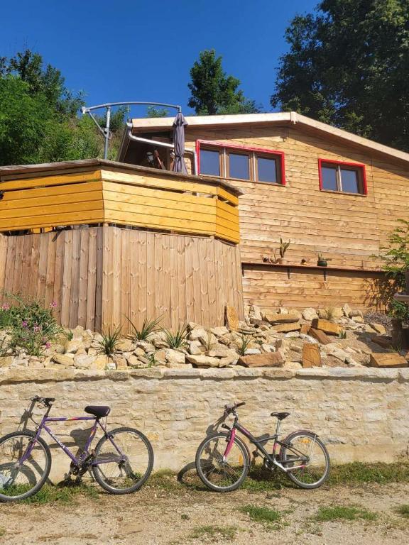deux vélos garés devant une maison dans l'établissement Chalet et Bulle La tête dans les étoiles, à Audelange