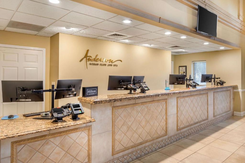 eine Haarstation im Araxolis Friseursalon in der Unterkunft Hilton Grand Vacations Club Anderson Ocean Myrtle Beach in Myrtle Beach