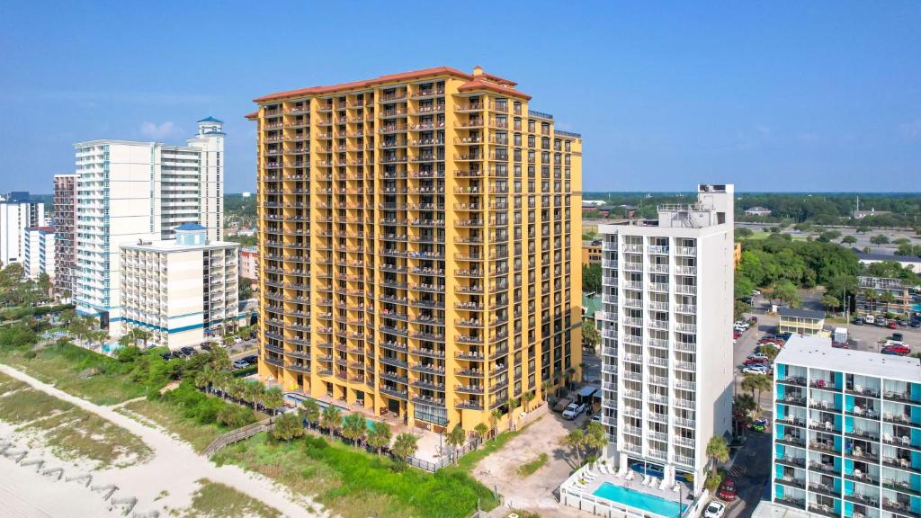 eine Aussicht auf ein Hochhaus in einer Stadt in der Unterkunft Hilton Grand Vacations Club Anderson Ocean Myrtle Beach in Myrtle Beach